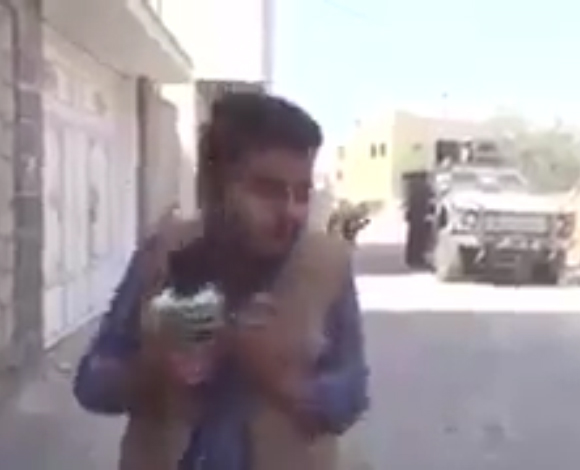 بالفيديو: مراسل التلفزيون السعودي ينجو بأعجوبة من قذيفة حوثية